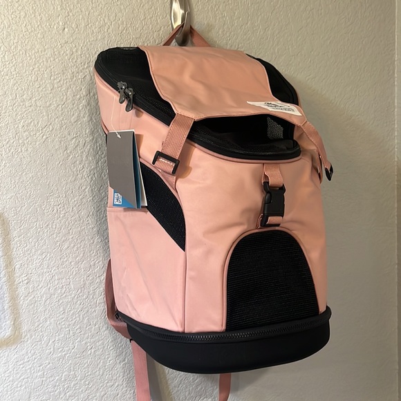 Bloomingdale’s Pet Backpack 🎒🌺 - Picture 10 of 15
